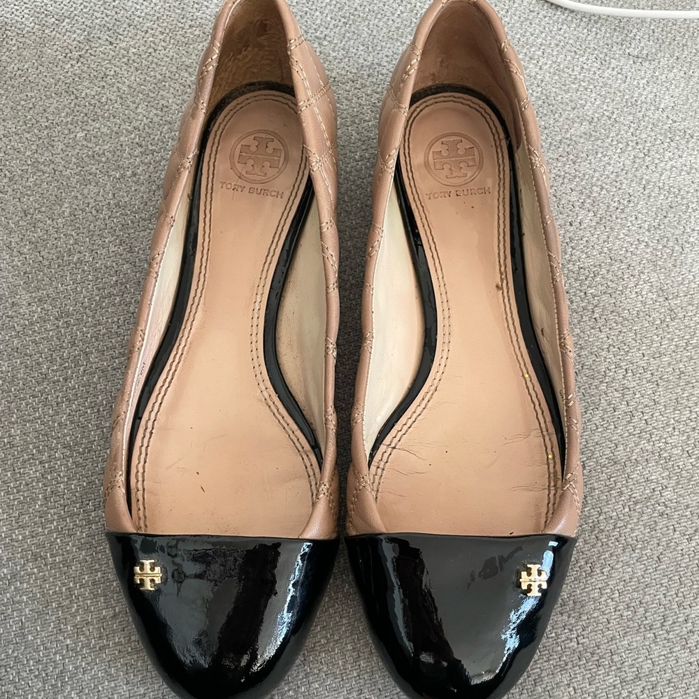 Tory Burch
Tan & Black Claremont Quilted Cap Toe 8.5 Flats